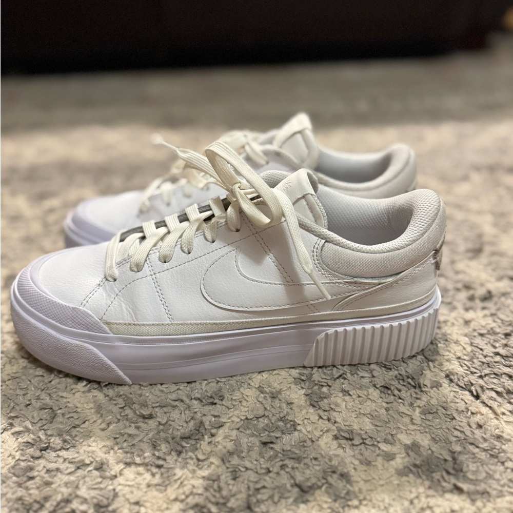 Women's Nike Court Legacy Lift size 9